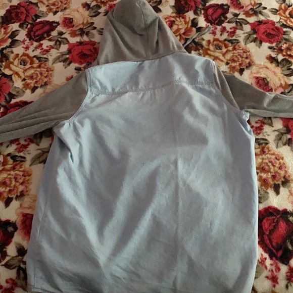 Button up too - Picture 2 of 6